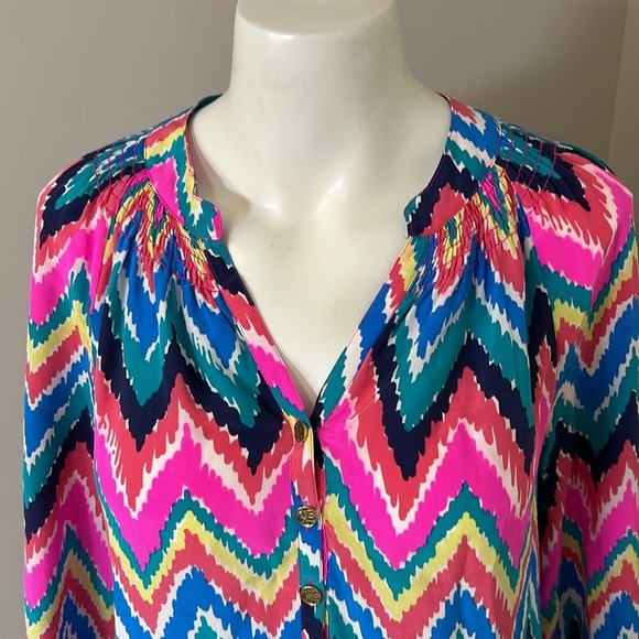 Lilly Pulitzer Elsa Silk Top Flame Stitch Pattern Vneck Smocked Shirt Sz XS - Picture 3 of 12